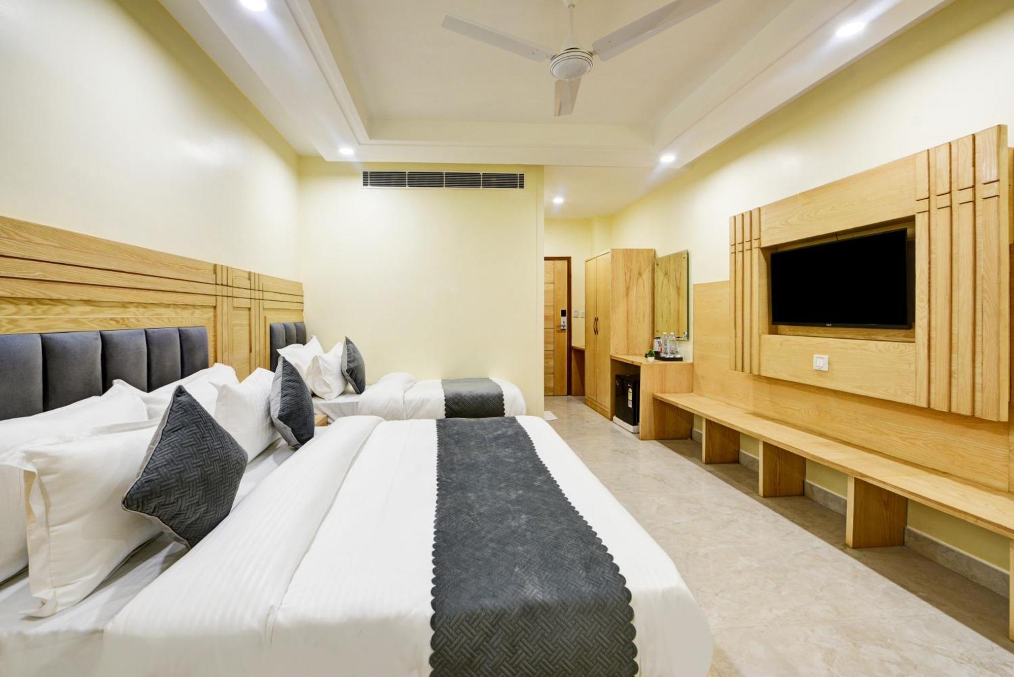 Hotel Guru Preet # Premium Rooms # Family Hotel # New Delhi Railway Station # Customer'S Favourite Hotel # Near To Tourist Places - India Gate, Jama Masjid , Red Fort, Chandni Chawk, Connaught Place, Karol Bagh Hotel New Delhi