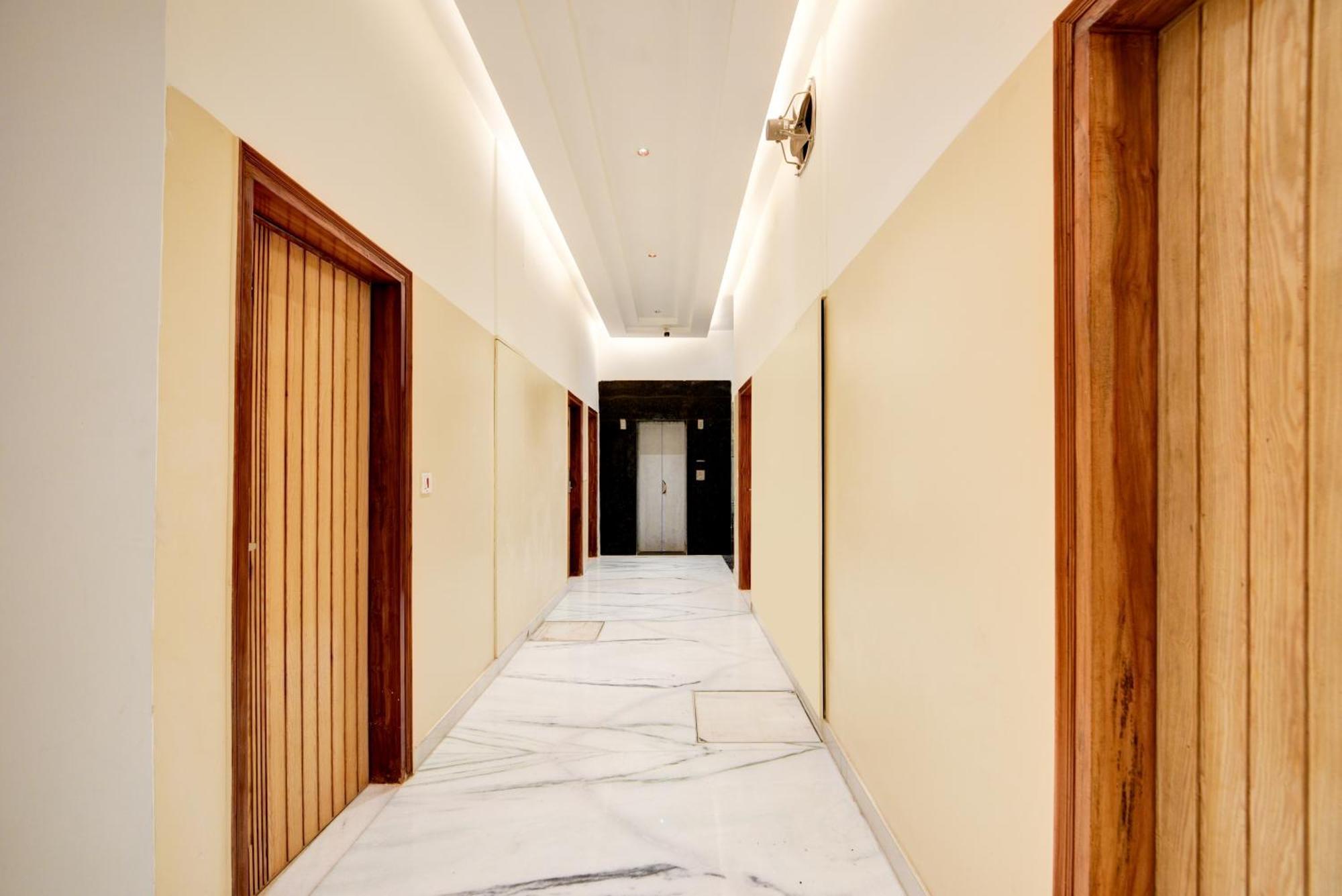 Hotel Hotel Guru Preet # Premium Rooms # Family Hotel # New Delhi Railway Station # Customer'S Favourite Hotel # Near To Tourist Places - India Gate, Jama Masjid , Red Fort, Chandni Chawk, Connaught Place, Karol Bagh 4*
