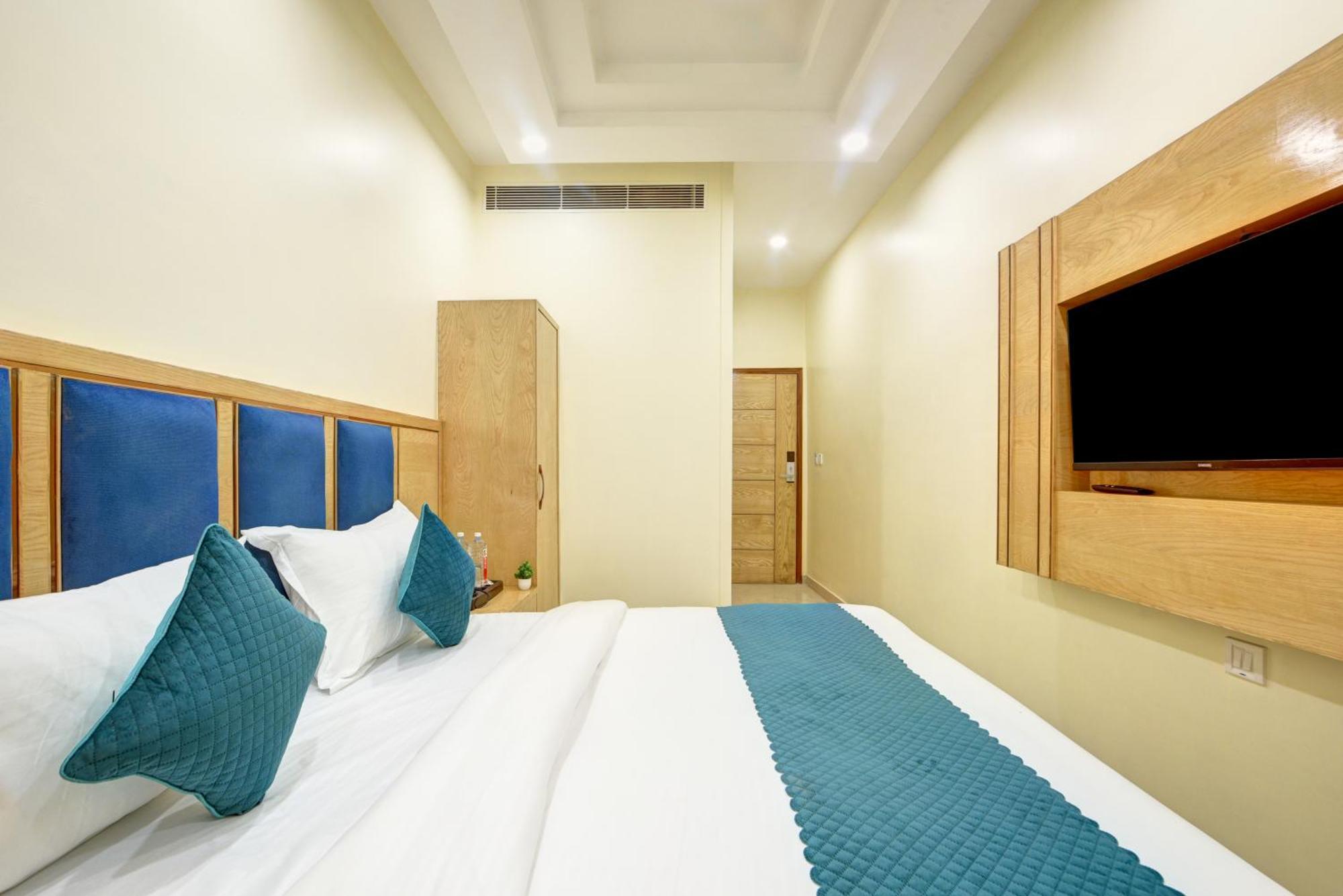 Hotel Guru Preet # Premium Rooms # Family Hotel # New Delhi Railway Station # Customer'S Favourite Hotel # Near To Tourist Places - India Gate, Jama Masjid , Red Fort, Chandni Chawk, Connaught Place, Karol Bagh New Delhi