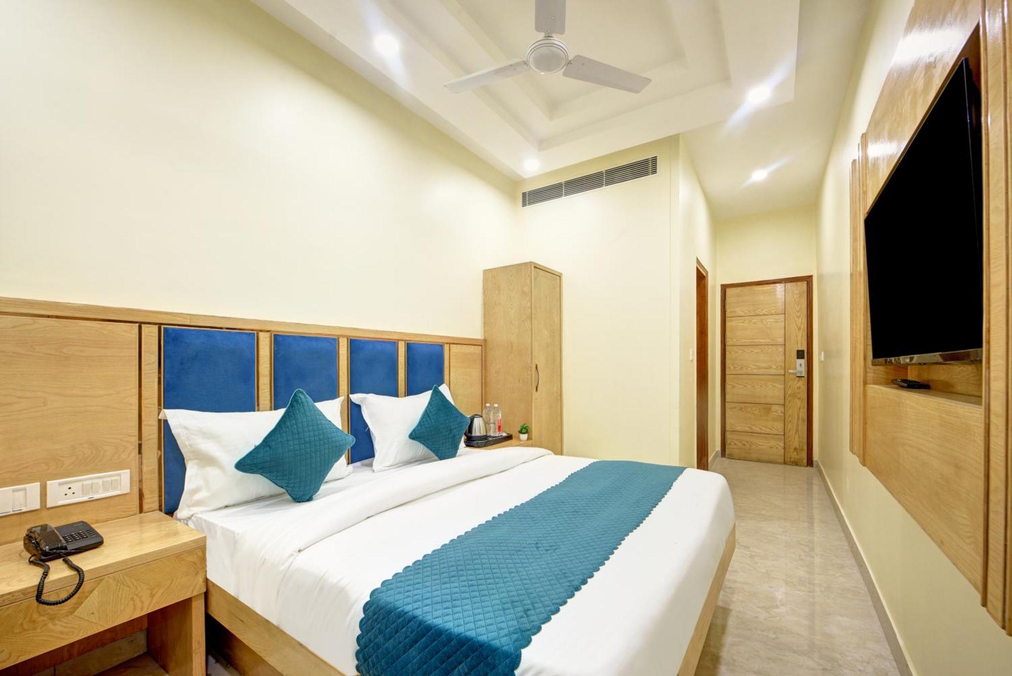 Hotel Hotel Guru Preet # Premium Rooms # Family Hotel # New Delhi Railway Station # Customer'S Favourite Hotel # Near To Tourist Places - India Gate, Jama Masjid , Red Fort, Chandni Chawk, Connaught Place, Karol Bagh New Delhi