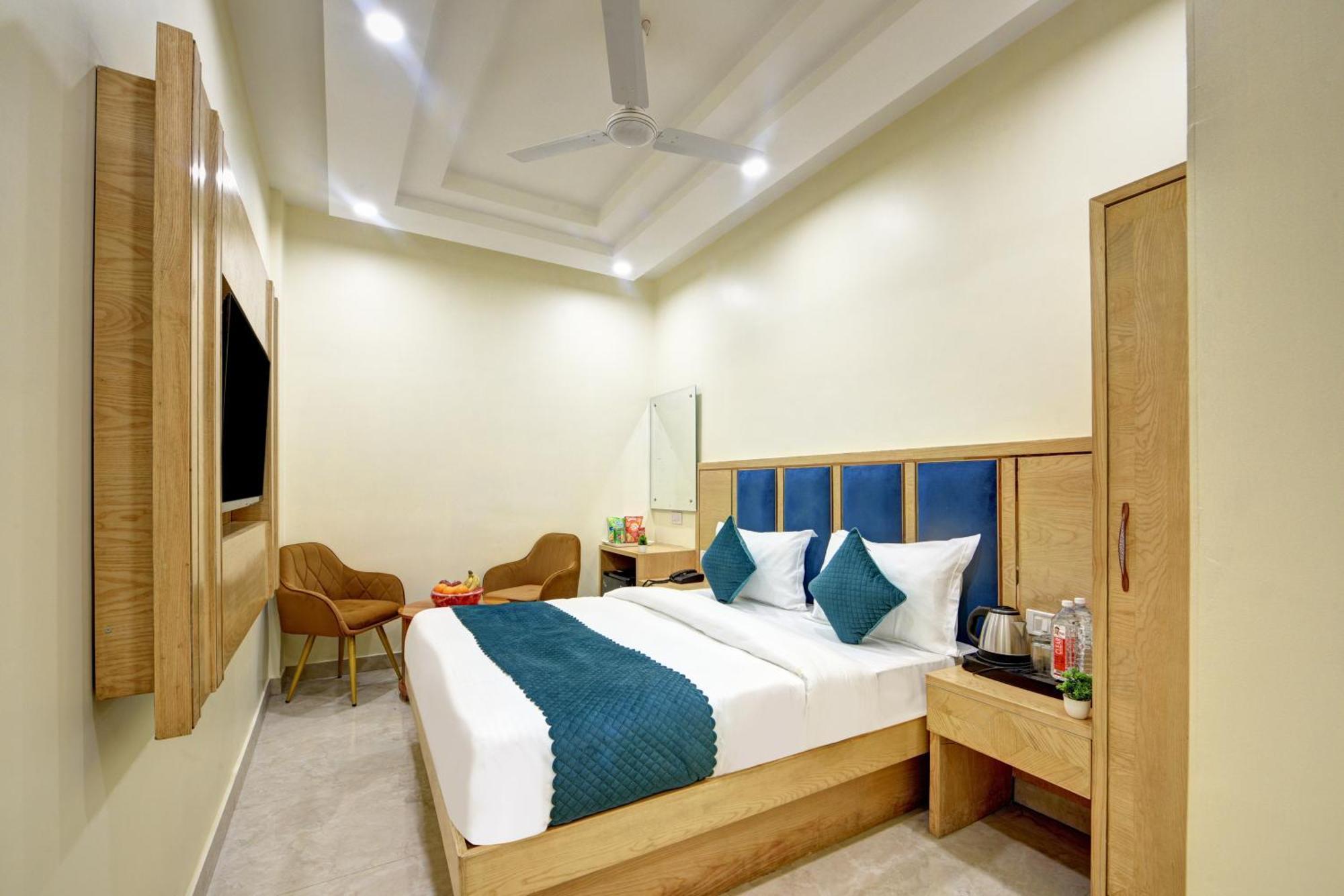 Hotel Guru Preet # Premium Rooms # Family Hotel # New Delhi Railway Station # Customer'S Favourite Hotel # Near To Tourist Places - India Gate, Jama Masjid , Red Fort, Chandni Chawk, Connaught Place, Karol Bagh Hotel 4*