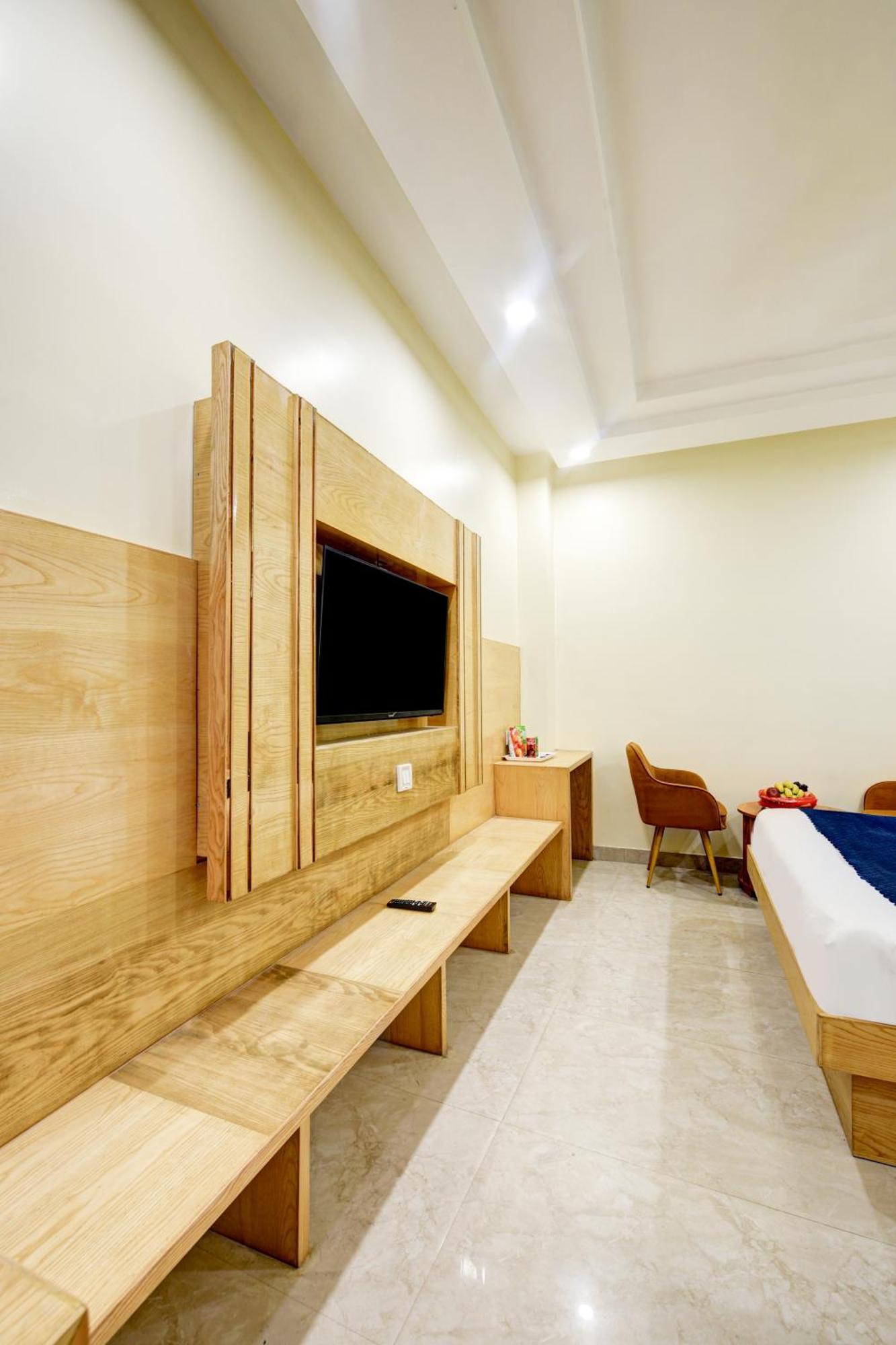 Hotel Guru Preet # Premium Rooms # Family Hotel # New Delhi Railway Station # Customer'S Favourite Hotel # Near To Tourist Places - India Gate, Jama Masjid , Red Fort, Chandni Chawk, Connaught Place, Karol Bagh 4* New Delhi