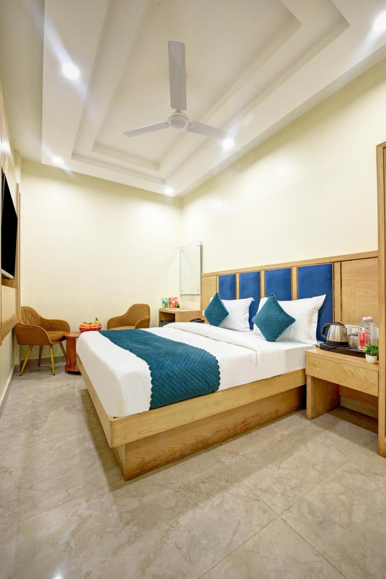 Hotel Guru Preet # Premium Rooms # Family Hotel # New Delhi Railway Station # Customer'S Favourite Hotel # Near To Tourist Places - India Gate, Jama Masjid , Red Fort, Chandni Chawk, Connaught Place, Karol Bagh 4*