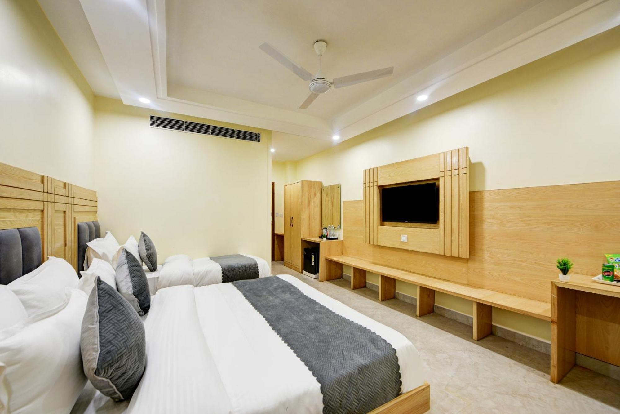 Hotel Guru Preet # Premium Rooms # Family Hotel # New Delhi Railway Station # Customer'S Favourite Hotel # Near To Tourist Places - India Gate, Jama Masjid , Red Fort, Chandni Chawk, Connaught Place, Karol Bagh 4* New Delhi