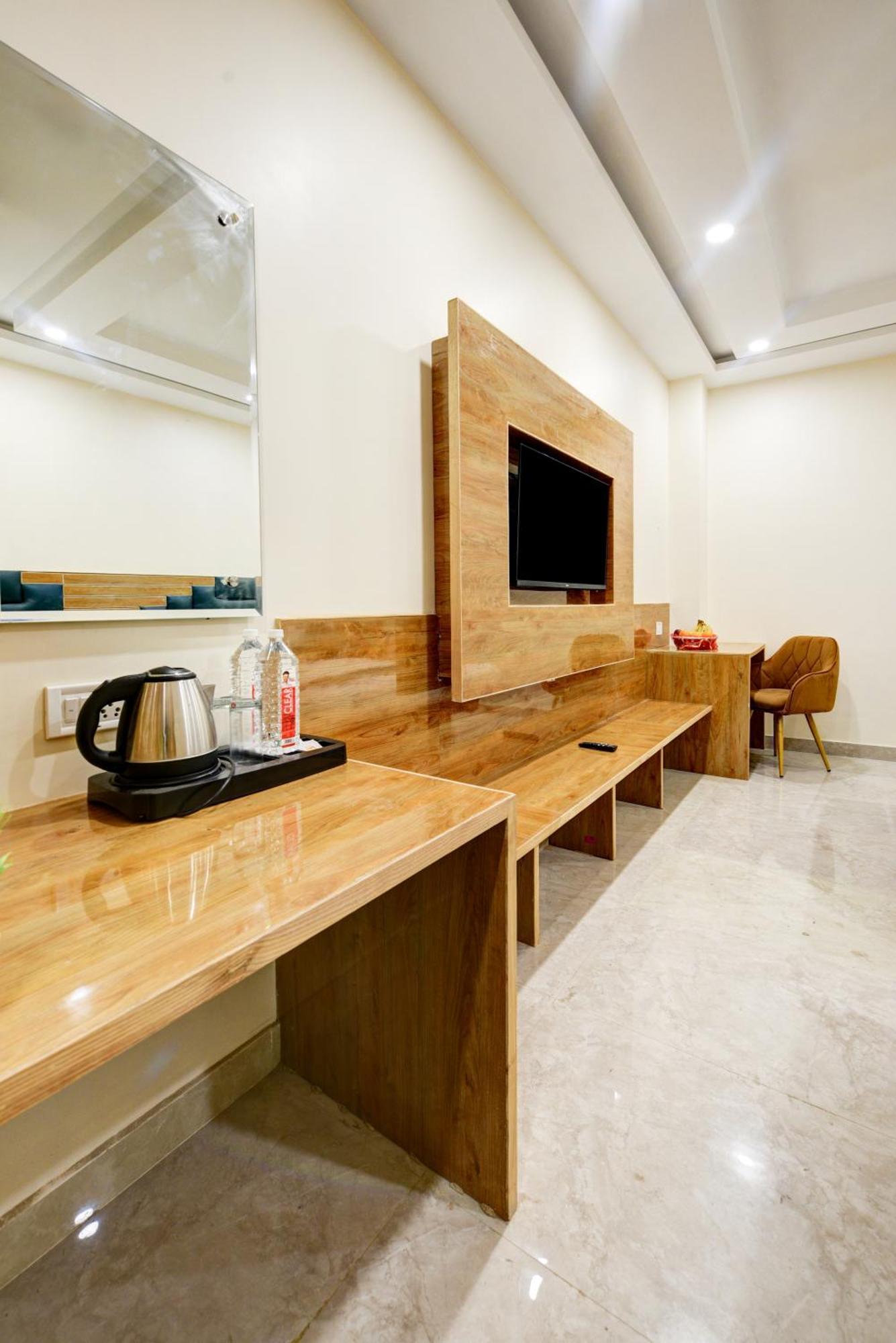 Hotel Guru Preet # Premium Rooms # Family Hotel # New Delhi Railway Station # Customer'S Favourite Hotel # Near To Tourist Places - India Gate, Jama Masjid , Red Fort, Chandni Chawk, Connaught Place, Karol Bagh Hotel New Delhi