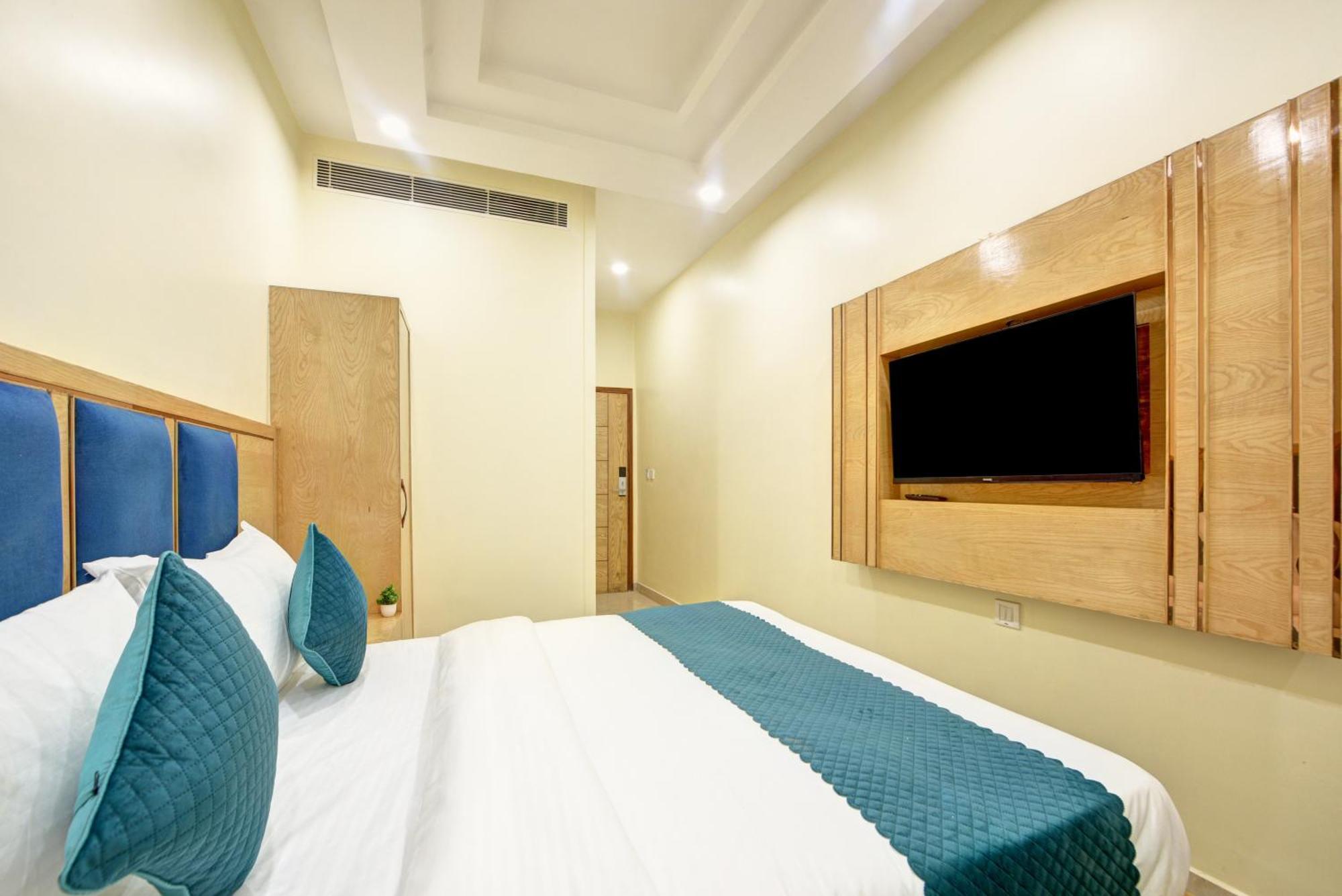 Hotel Hotel Guru Preet # Premium Rooms # Family Hotel # New Delhi Railway Station # Customer'S Favourite Hotel # Near To Tourist Places - India Gate, Jama Masjid , Red Fort, Chandni Chawk, Connaught Place, Karol Bagh