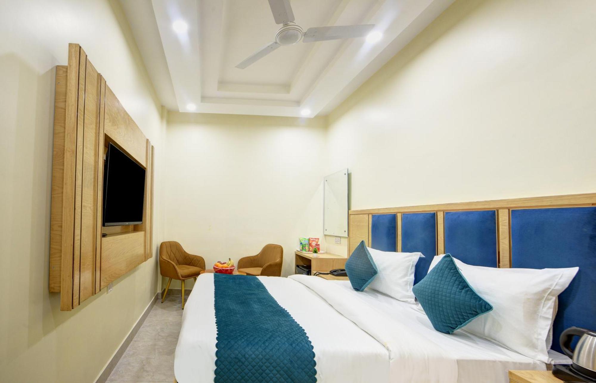 Hotel Guru Preet # Premium Rooms # Family Hotel # New Delhi Railway Station # Customer'S Favourite Hotel # Near To Tourist Places - India Gate, Jama Masjid , Red Fort, Chandni Chawk, Connaught Place, Karol Bagh New Delhi