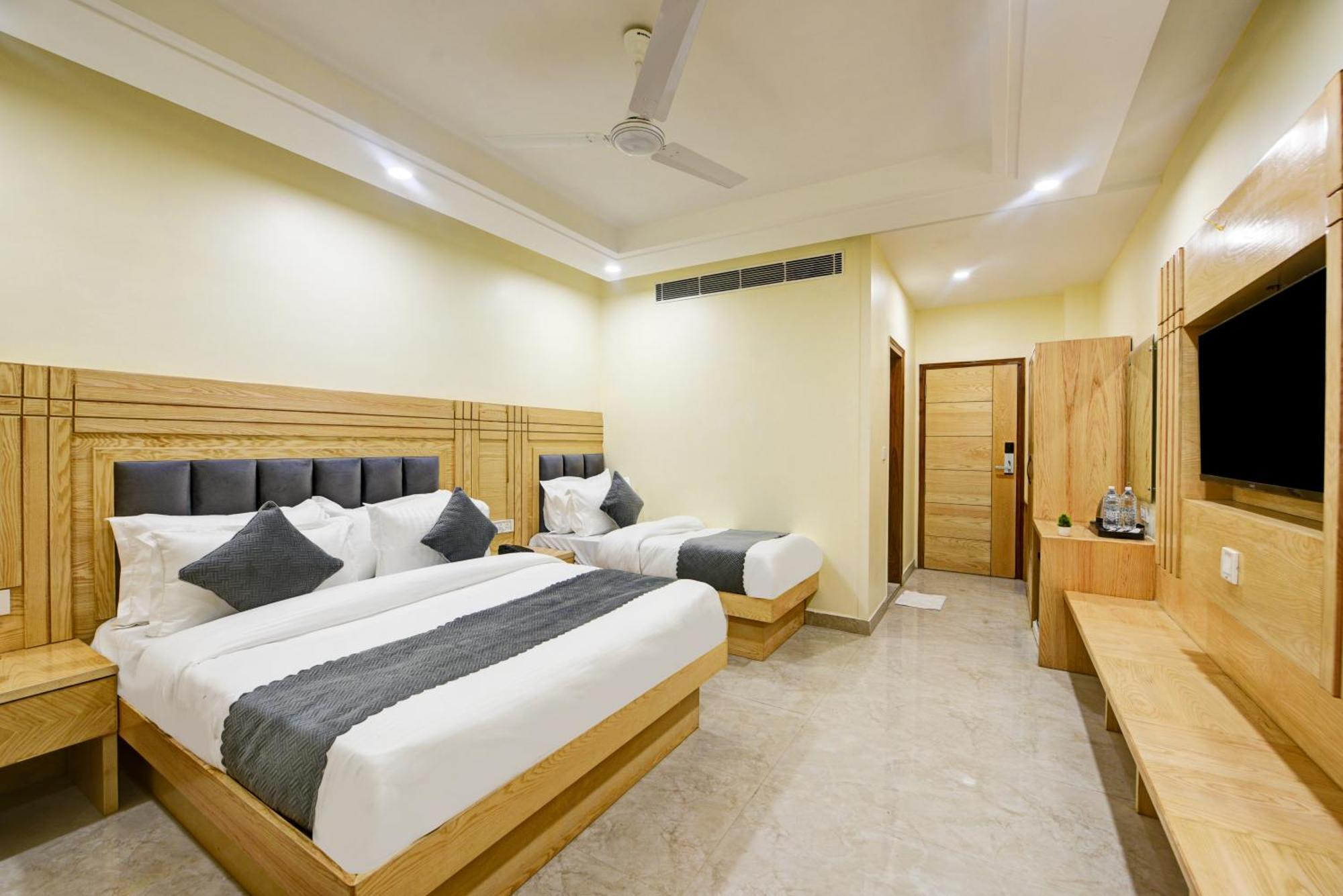 Hotel Guru Preet # Premium Rooms # Family Hotel # New Delhi Railway Station # Customer'S Favourite Hotel # Near To Tourist Places - India Gate, Jama Masjid , Red Fort, Chandni Chawk, Connaught Place, Karol Bagh New Delhi