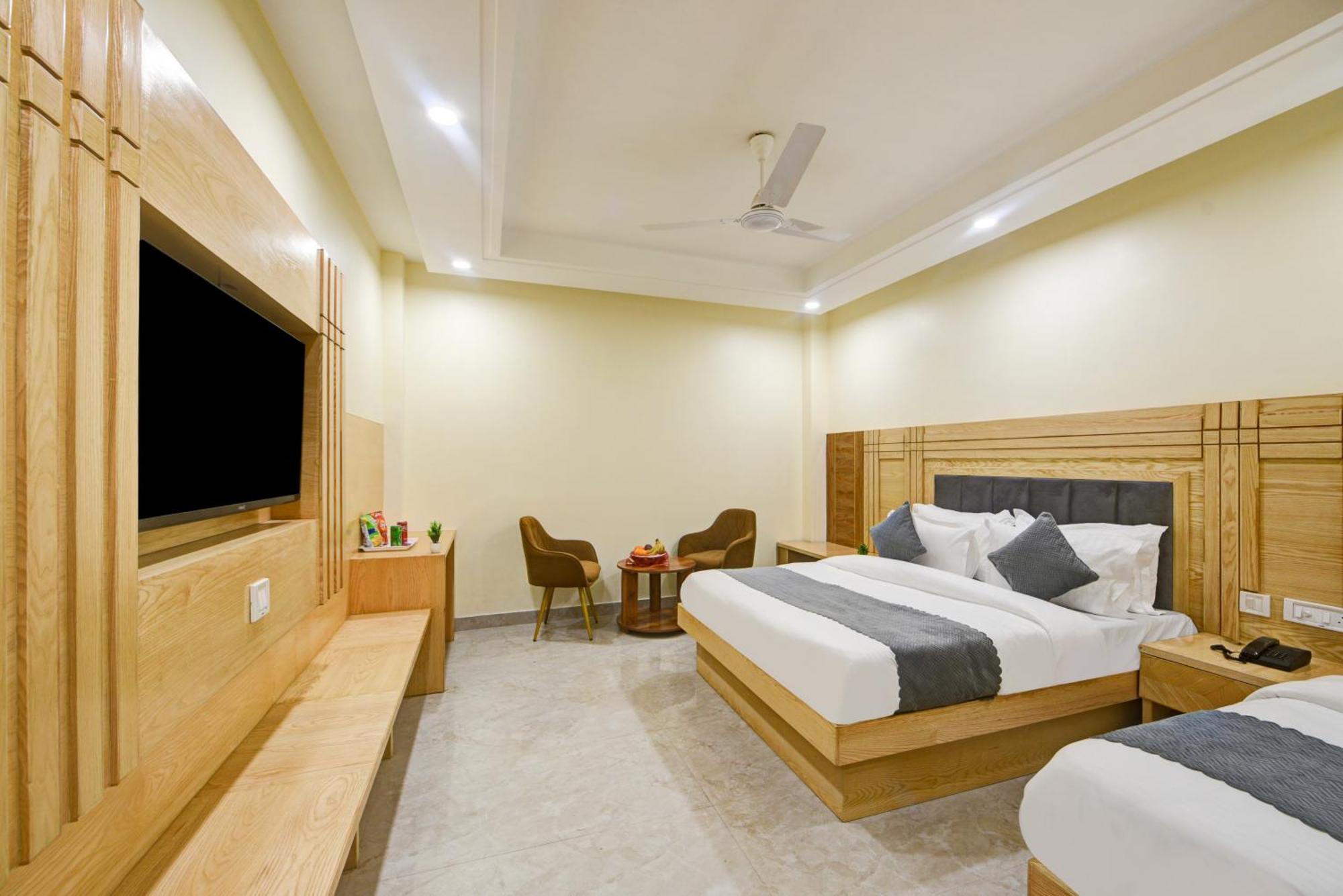 Hotel Hotel Guru Preet # Premium Rooms # Family Hotel # New Delhi Railway Station # Customer'S Favourite Hotel # Near To Tourist Places - India Gate, Jama Masjid , Red Fort, Chandni Chawk, Connaught Place, Karol Bagh