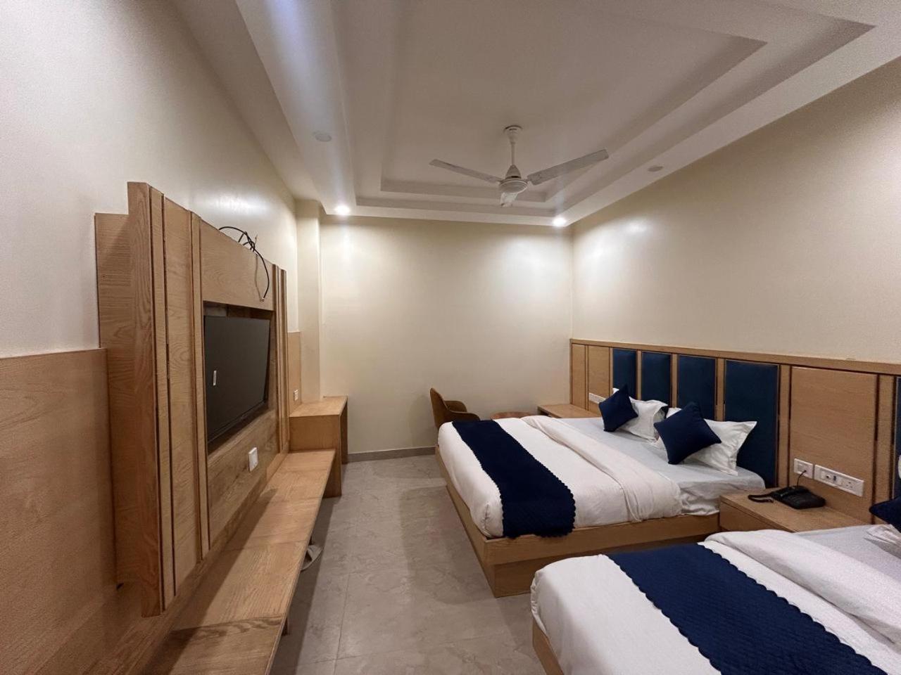 Hotel Hotel Guru Preet # Premium Rooms # Family Hotel # New Delhi Railway Station # Customer'S Favourite Hotel # Near To Tourist Places - India Gate, Jama Masjid , Red Fort, Chandni Chawk, Connaught Place, Karol Bagh New Delhi