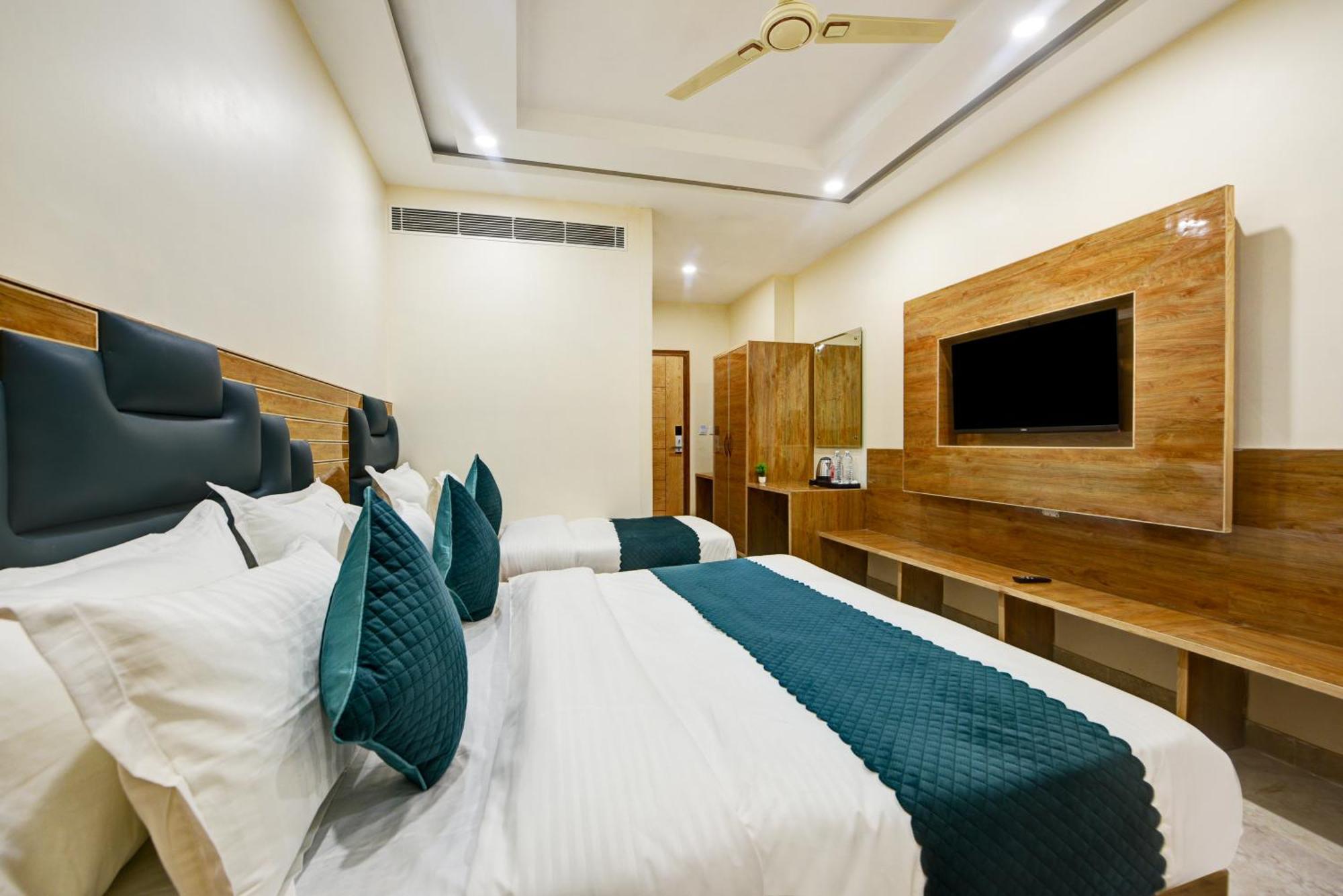 Hotel Guru Preet # Premium Rooms # Family Hotel # New Delhi Railway Station # Customer'S Favourite Hotel # Near To Tourist Places - India Gate, Jama Masjid , Red Fort, Chandni Chawk, Connaught Place, Karol Bagh Hotel New Delhi